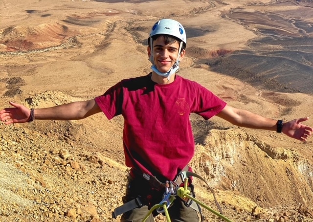 abseiling-ramon-crater-rappelling