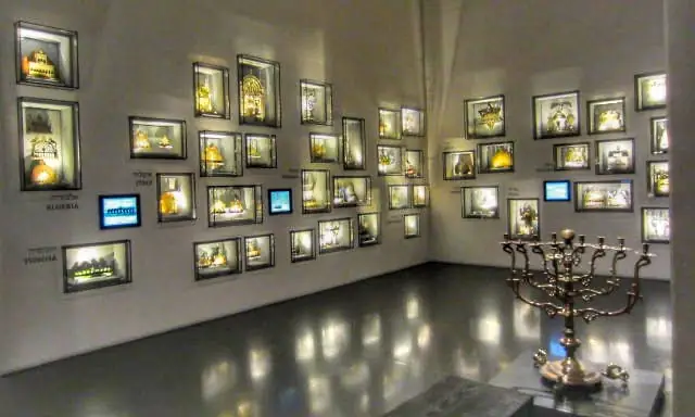 hanukiot-exhibit